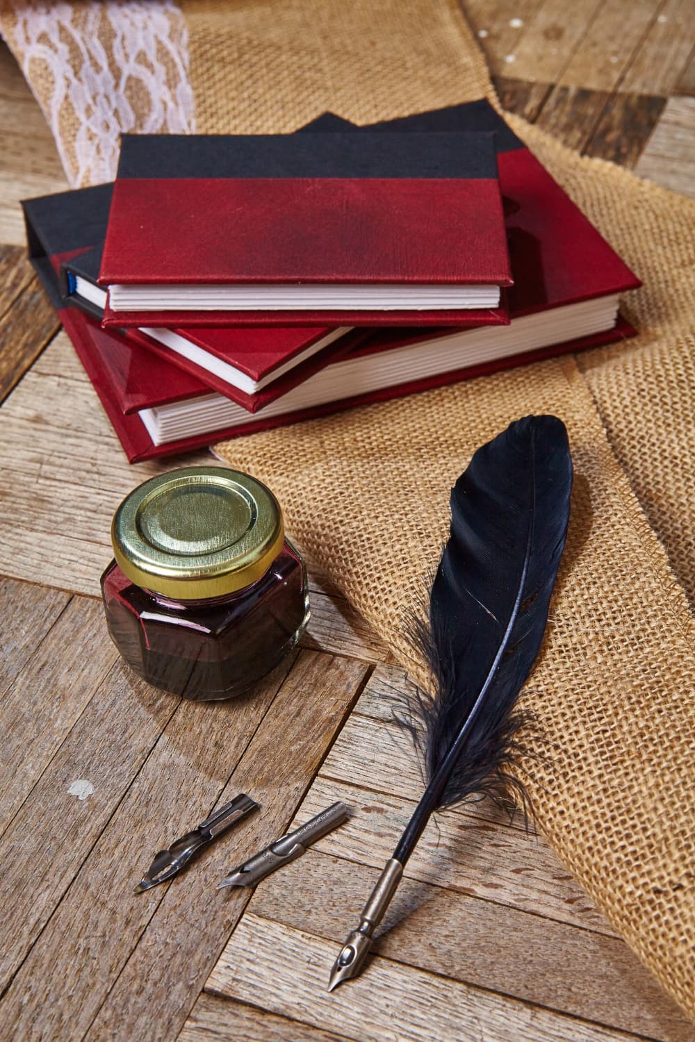 Livres reliés, plume et encrier, l'artisanat de l'écriture