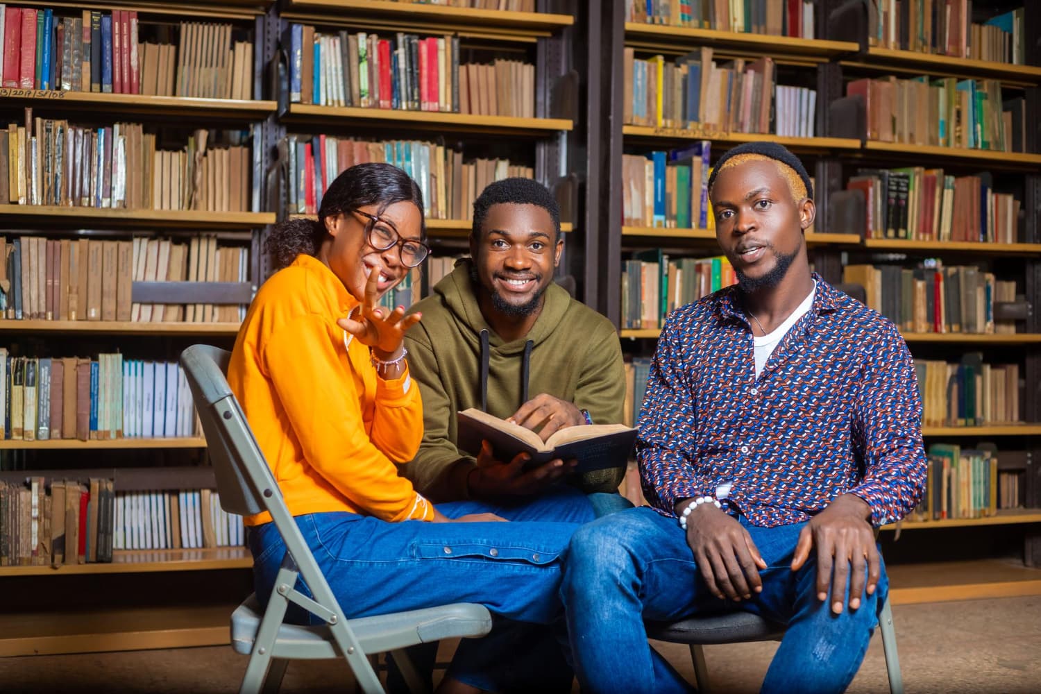 Trois jeunes auteurs échangent autour d'un livre en bibliothèque
